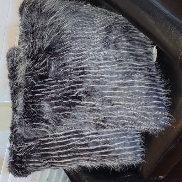 ❤2 Black/Silver Color Combination Throw Pillows❤ - Picture 8 of 10